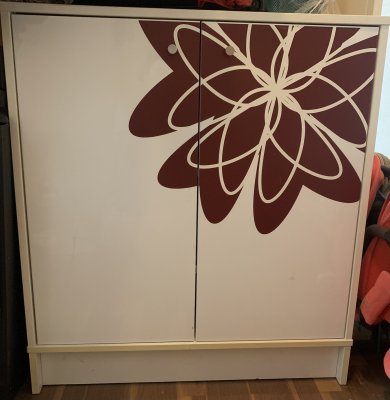 Inserat Kommode/ Sideboard mit Blumenprint