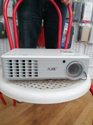 Inserat ACER DLP Projektor H5360 plus Leinwand