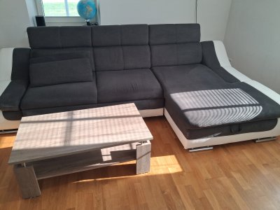 Inserat Bettcouch mit Fussteil und Tisch