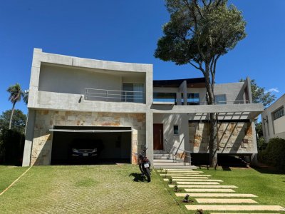 Inserat Neubau-Luxus-Villa mit Pool im Raum San 