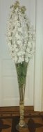 Inserat Große Bodenvase mit weißen Blumen.