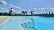 Inserat ZWISCHEN VELDEN AM WÖRTHERSEE UND VILLACH: NEUWERTIGE PANORAMALIEGENSCHAFT IN UNVERBAUBARER AUSSICHTSLAGE
